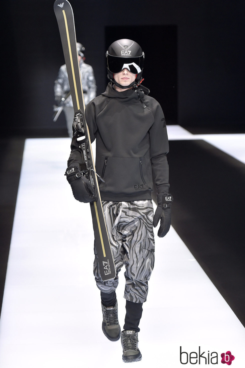 Estilo esquí con sudadera térmica y pantalones anchos estampados para Armani