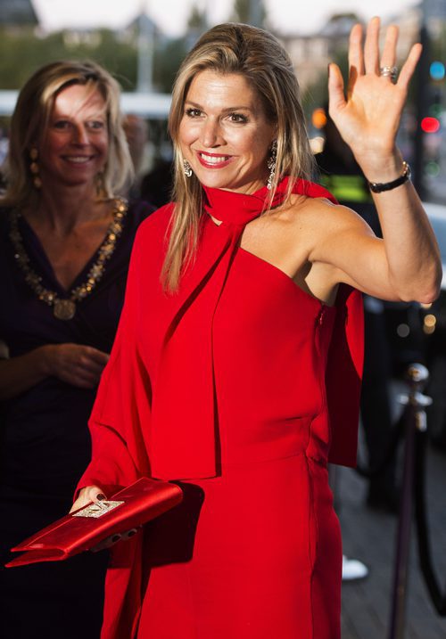 La Reina Máxima de Holanda con mono largo rojo de Valentino