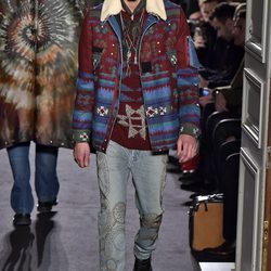 Chaqueta con estampado étnico y cuello de lana para Valentino en la semana de la moda de París para la temporada otoño/invierno 2016/2017