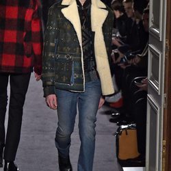 Abrigo con estampado étnico y forro de lana para Valentino en la semana de la moda de París para la temporada otoño/invierno 2016/2017
