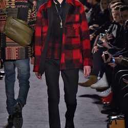 Camisa con estampado madras rojo para Valentino en la semana de la moda de París para la temporada otoño/invierno 2016/2017