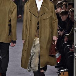 Maxi abrigo de ante con chaleco largo de pelo para Valentino en la semana de la moda de París para la temporada otoño/invierno 2016/2017
