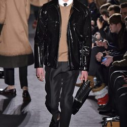 Chaqueta de charol negra para Valentino en la semana de la moda de París para la temporada otoño/invierno 2016/2017