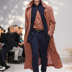 Abrigo largo con estampado naranja para Issey Miyake en la semana de la moda de París para la temporada otoño/invierno 2016/2017