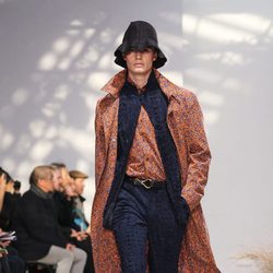 Abrigo largo con estampado naranja para Issey Miyake en la semana de la moda de París para la temporada otoño/invierno 2016/2017
