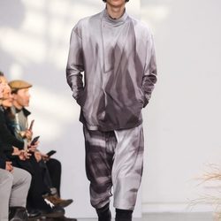Look gris degradado para Issey Miyake en la semana de la moda de París para la temporada otoño/invierno 2016/2017