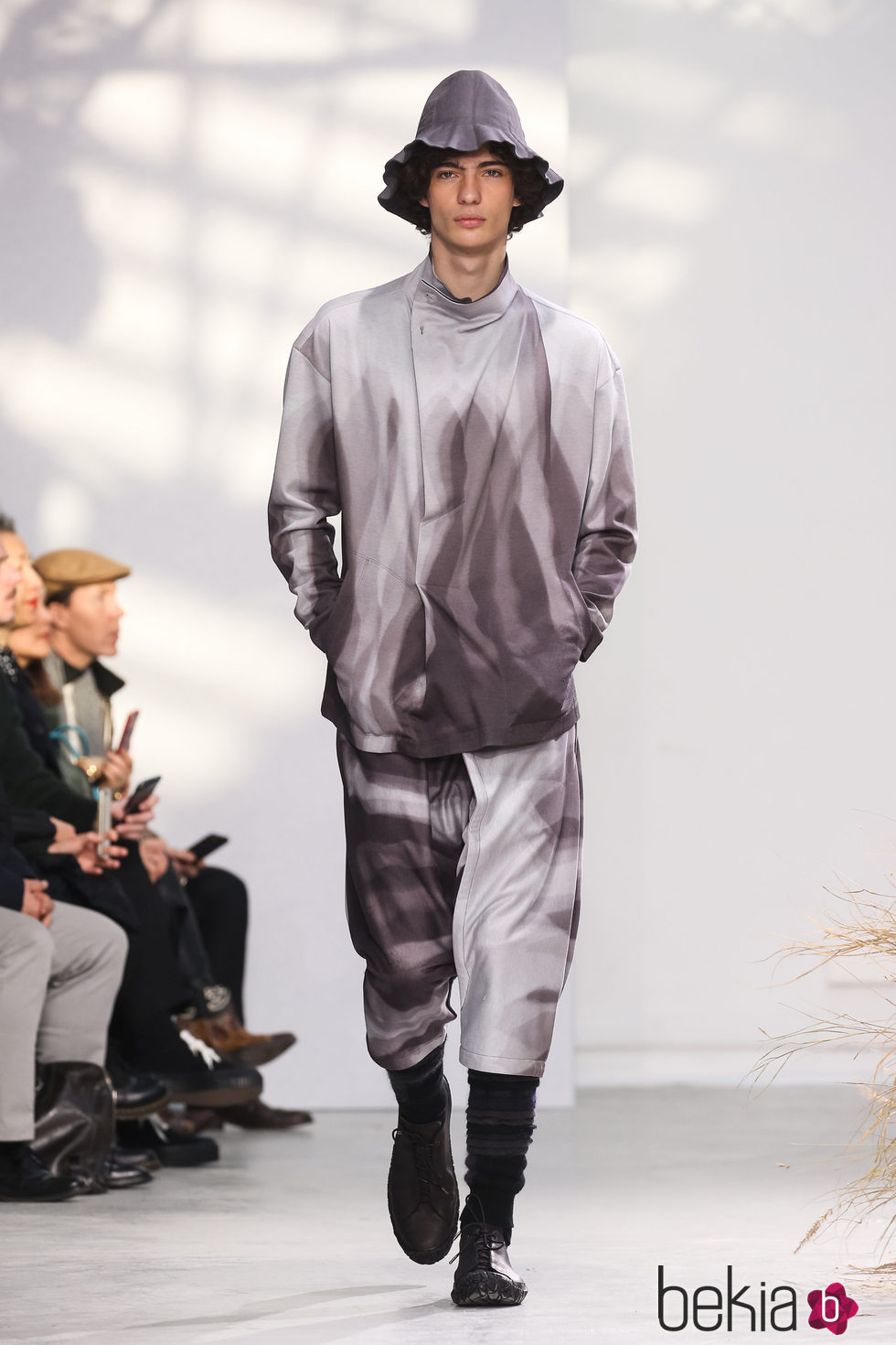 Look gris degradado para Issey Miyake en la semana de la moda de París para la temporada otoño/invierno 2016/2017