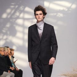 Traje negro con jersey gris degradado para Issey Miyake en la semana de la moda de París para la temporada otoño/invierno 2016/2017