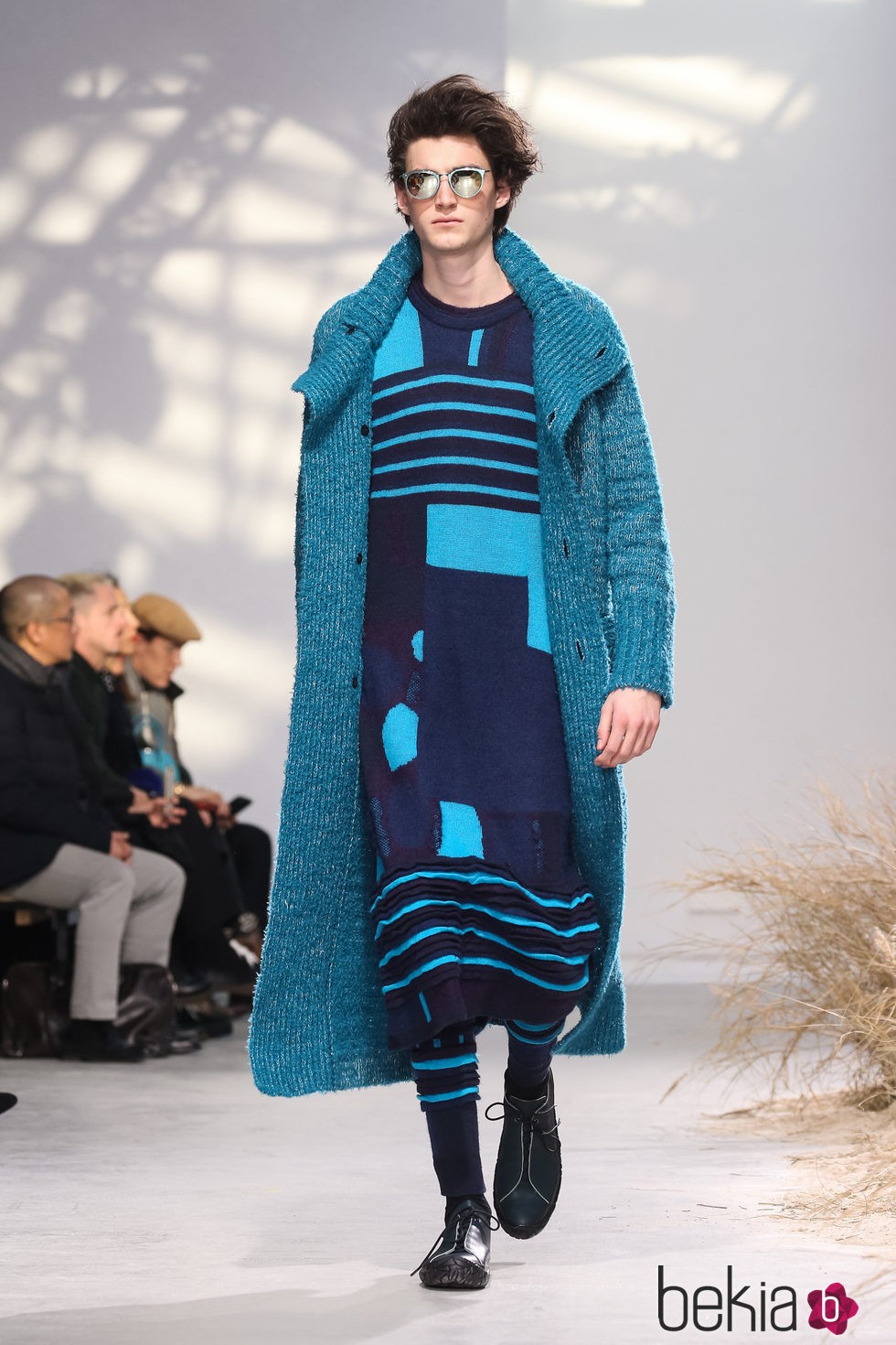 Conjunto azul con estampado psicodélico para Issey Miyake en la semana de la moda de París para la temporada otoño/invierno 2016/2017