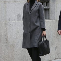 La Reina Letizia con abrigo gris y traje negro
