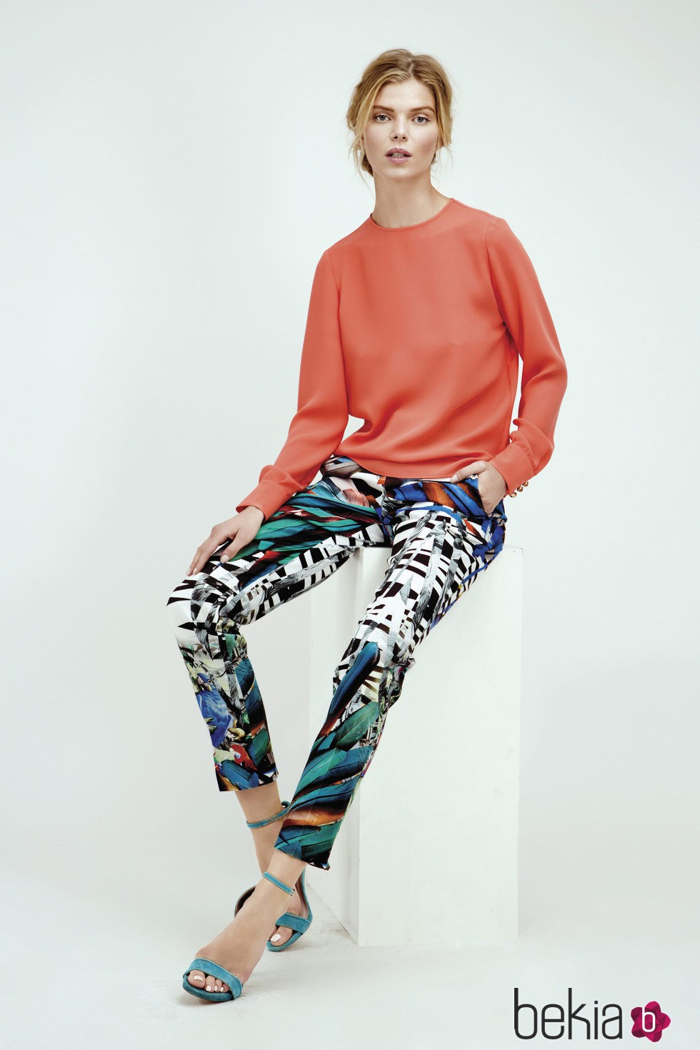 Blusa amplia naranja y pantalones tobilleros con estampado abstracto de Dolores Promesas Resort 2016