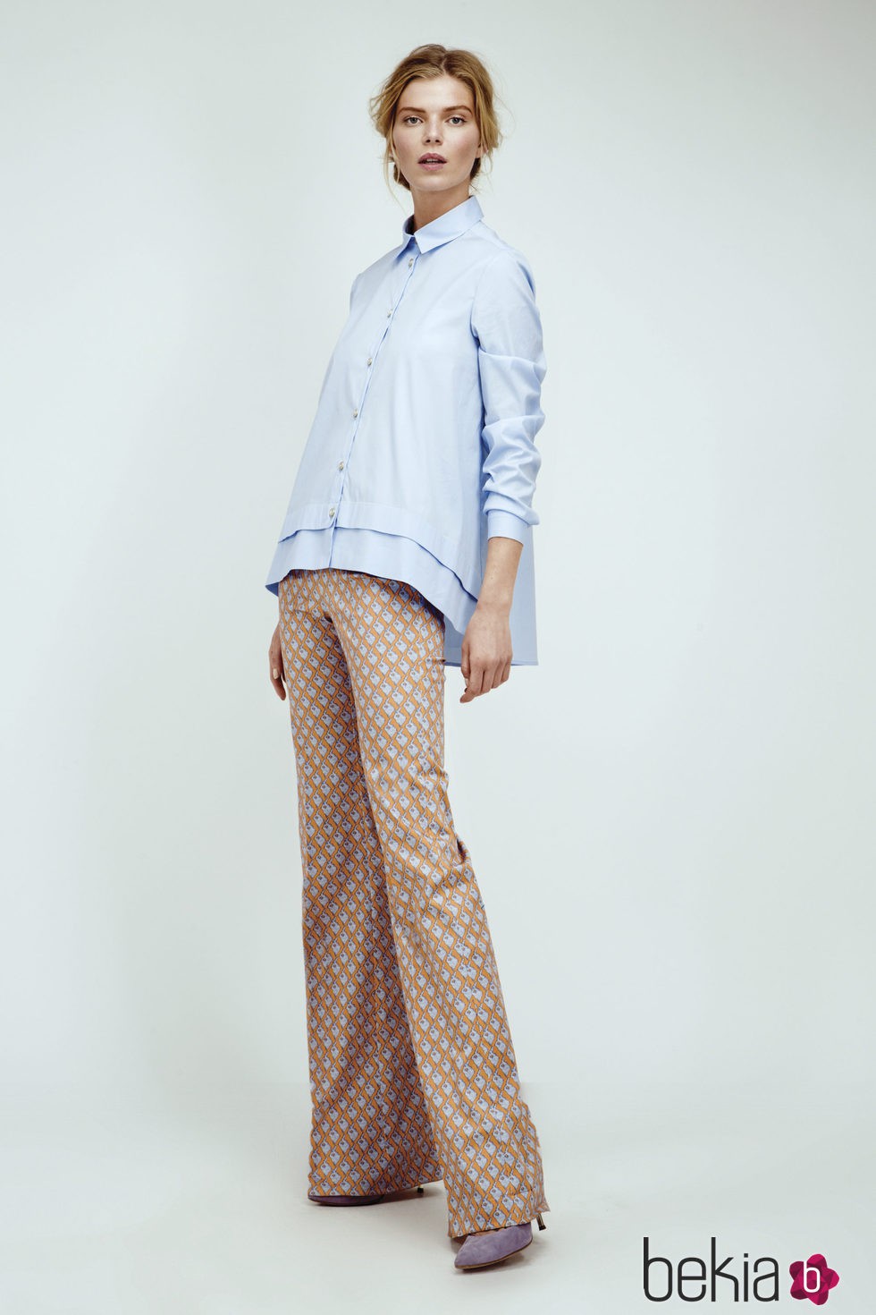 Blusa amplia azul y pantalones palazzo con estampado geometrico de Dolores Promesas Resort 2016