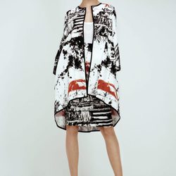 Kimono blanco con estampado abstracto en negro de Dolores Promesas Resort 2016
