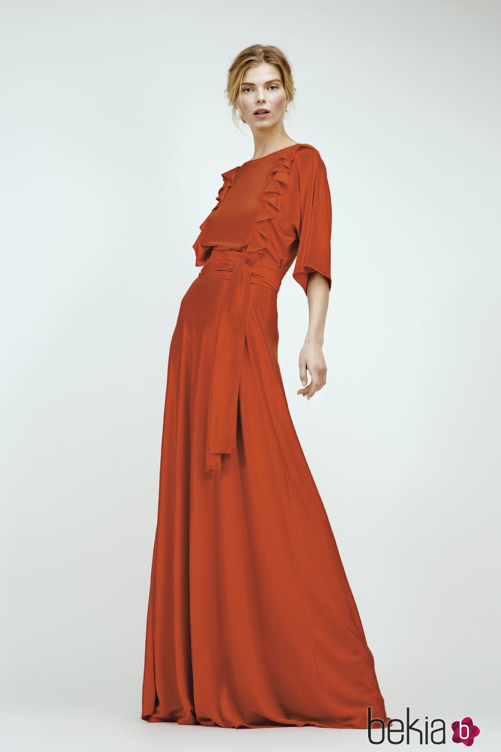 Vestido largo rojo con detalles asimétricos de Dolores Promesas Resort 2016