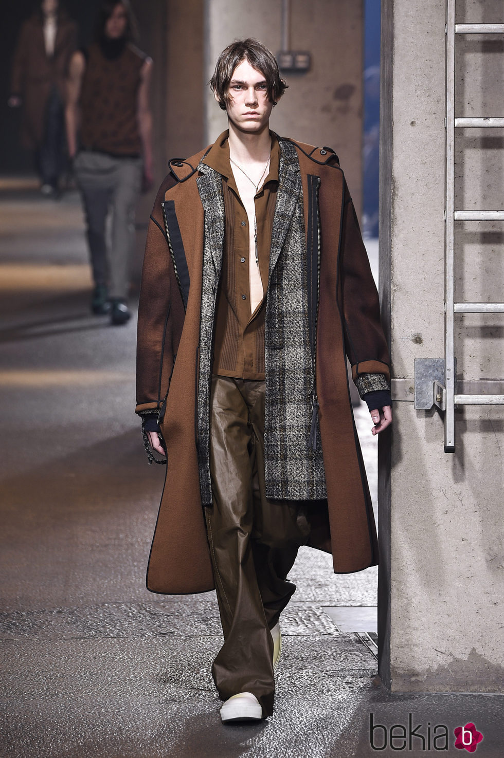 Maxi abrigo ante marrón y bufanda madras de Lanvin en la semana de la moda de París para la temporada Otoño/Invierno 2016/2017