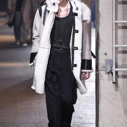 Abrigo de ante con forro de lana y mangas de cuero de Lanvin en la semana de la moda de París para la temporada Otoño/Invierno 2016/2017