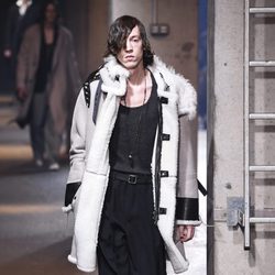 Abrigo de ante con forro de lana y mangas de cuero de Lanvin en la semana de la moda de París para la temporada Otoño/Invierno 2016/2017