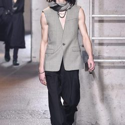 Chaleco con las mangas recortadas de Lanvin en la semana de la moda de París para la temporada Otoño/Invierno 2016/2017