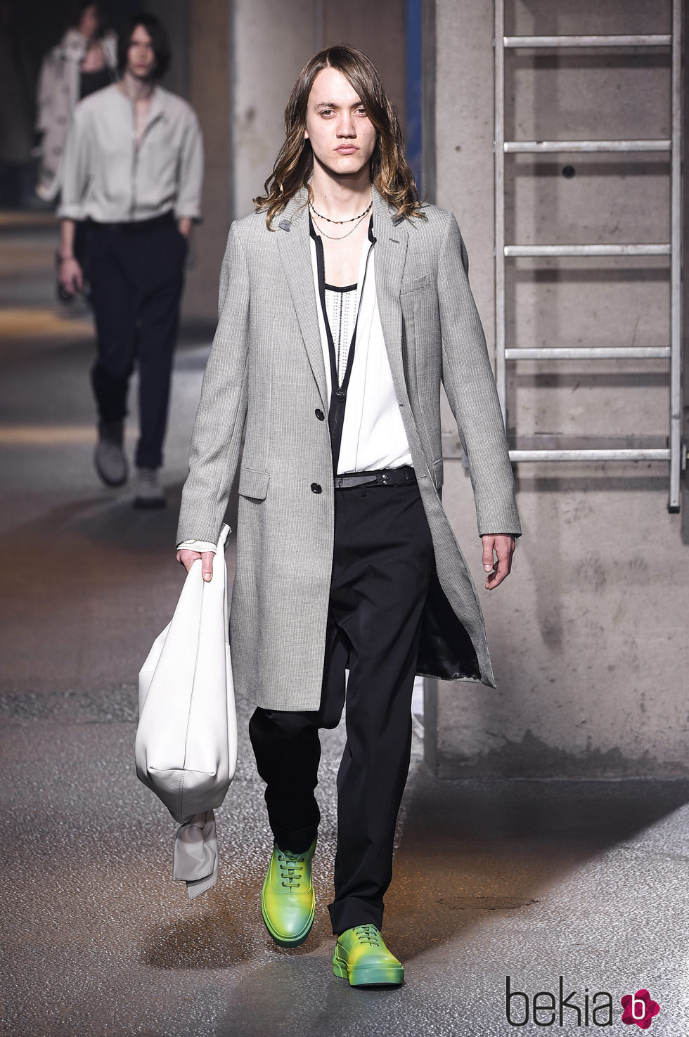 Abrigo gris con bolso blanco y zapatillas verdes de Lanvin en la semana de la moda de París para la temporada Otoño/Invierno 2016/2017