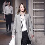 Abrigo gris con bolso blanco y zapatillas verdes de Lanvin en la semana de la moda de París para la temporada Otoño/Invierno 2016/2017