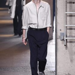 Camisa blanca con cremallera de Lanvin en la semana de la moda de París para la temporada Otoño/Invierno 2016/2017