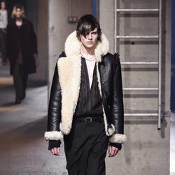 Cazadora de cuero con forro de lana y flecos en hombros de Lanvin en la semana de la moda de París para la temporada Otoño/Invierno 2016/2017