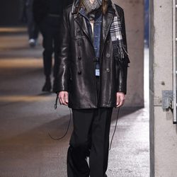 Abrigo de cuero y bufanda madras de Lanvin en la semana de la moda de París para la temporada Otoño/Invierno 2016/2017