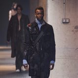 Abrigo negro con superposición de tejidos de Lanvin en la semana de la moda de París para la temporada Otoño/Invierno 2016/2017