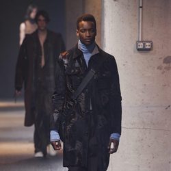 Abrigo negro con superposición de tejidos de Lanvin en la semana de la moda de París para la temporada Otoño/Invierno 2016/2017