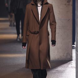 Gabardina marrón con zapatos grises de Lanvin en la semana de la moda de París para la temporada Otoño/Invierno 2016/2017