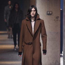 Gabardina marrón con zapatos grises de Lanvin en la semana de la moda de París para la temporada Otoño/Invierno 2016/2017