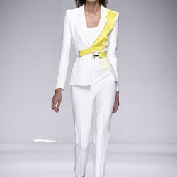 Traje blanco con detalle amarillo en la solapa de Versace en la semana de la moda de París Primavera/Verano 2016