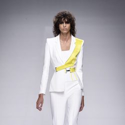 Traje blanco con detalle amarillo en la solapa de Versace en la semana de la moda de París Primavera/Verano 2016