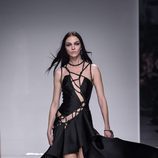Vestido negro largo asimétrico con falda de vuelo de Versace en la semana de la moda de París Primavera/Verano 2016