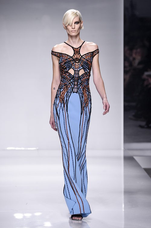 Vestido largo recto con cuerpo asimétrico de Versace en la semana de la moda de París Primavera/Verano 2016