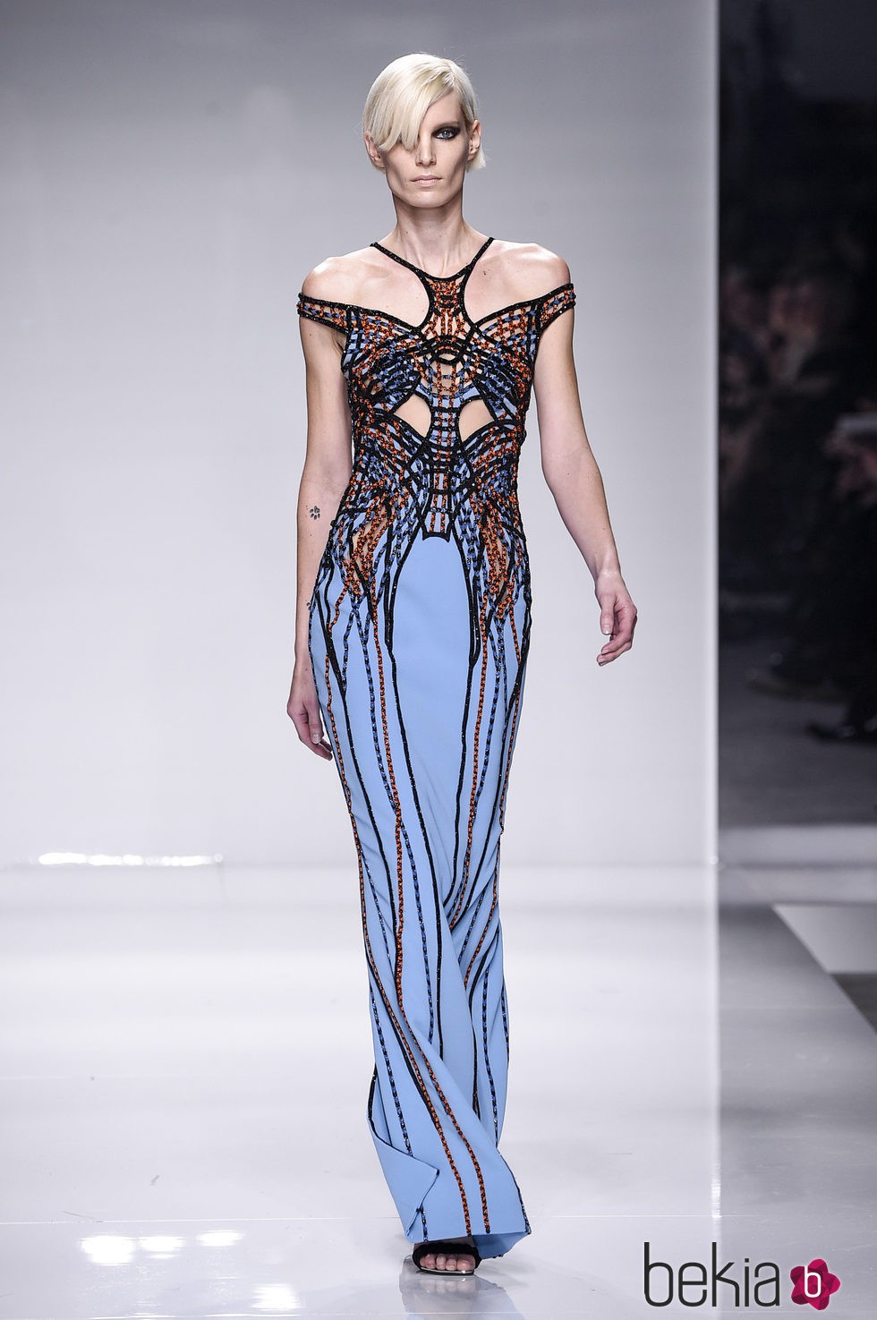 Vestido largo recto con cuerpo asimétrico de Versace en la semana de la moda de París Primavera/Verano 2016