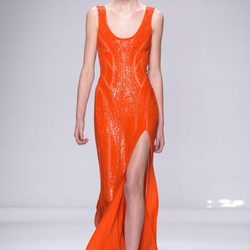 Vestido naranja con abertura lateral de Versace en la semana de la moda de París Primavera/Verano 2016