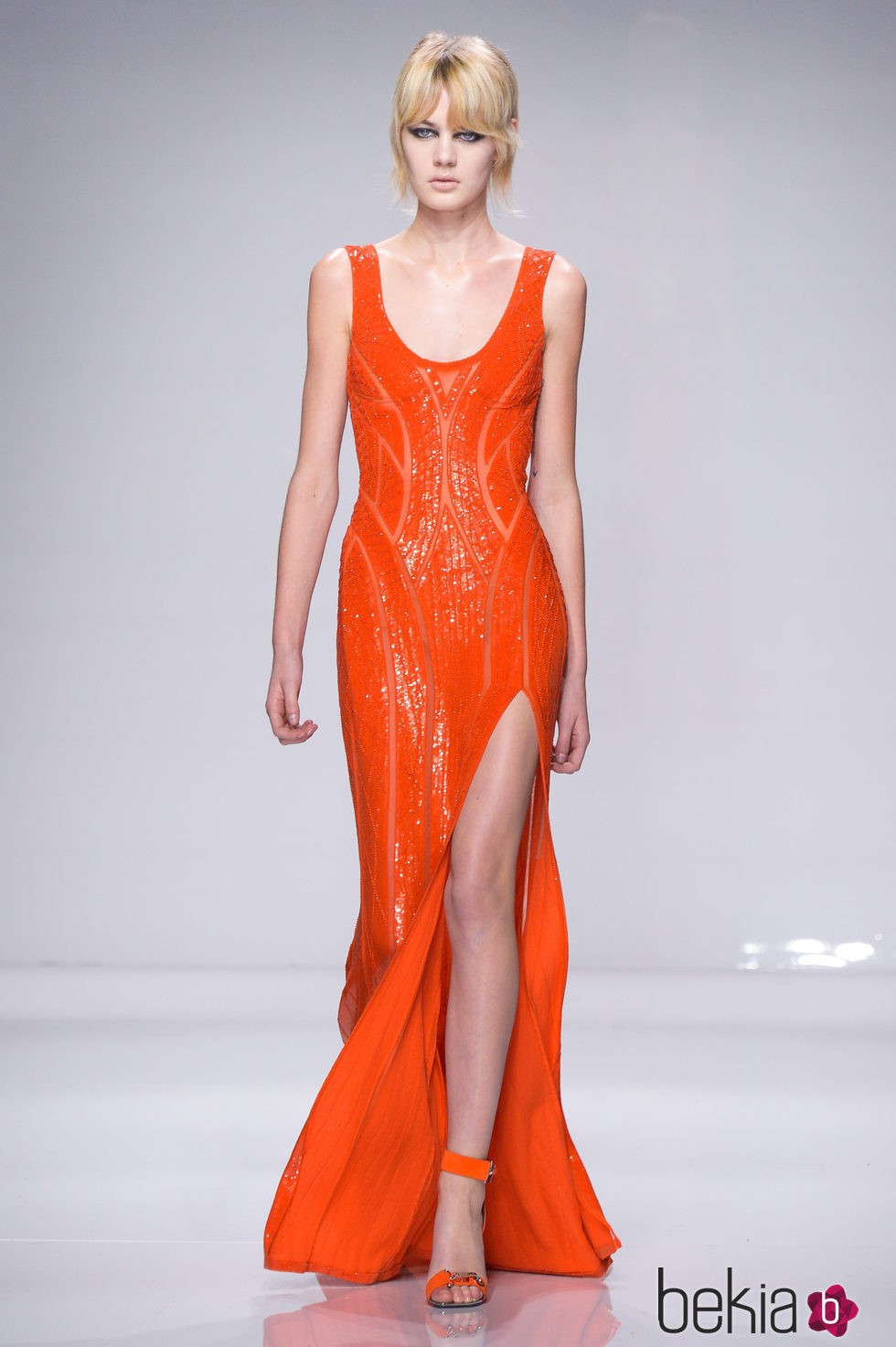 Vestido naranja con abertura lateral de Versace en la semana de la moda de París Primavera/Verano 2016