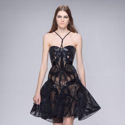 Vestido midi negro con transparencias geométricas de Versace en la semana de la moda de París Primavera/Verano 2016