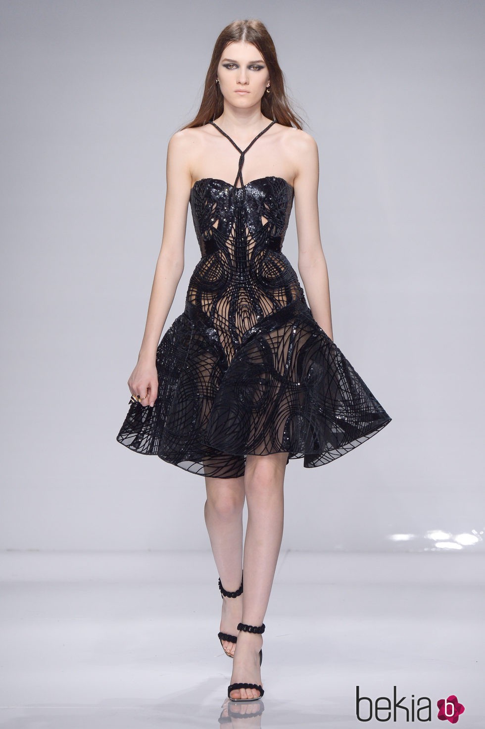 Vestido midi negro con transparencias geométricas de Versace en la semana de la moda de París Primavera/Verano 2016