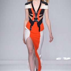 Vestido asimétrico tricolor de Versace en la semana de la moda de París Primavera/Verano 2016