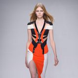 Vestido asimétrico tricolor de Versace en la semana de la moda de París Primavera/Verano 2016