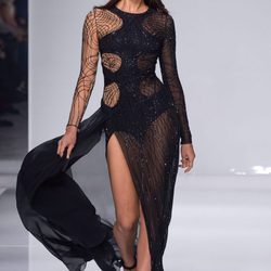 Vestido negro asimétrico con transparencias de Versace en la semana de la moda de París Primavera/Verano 2016