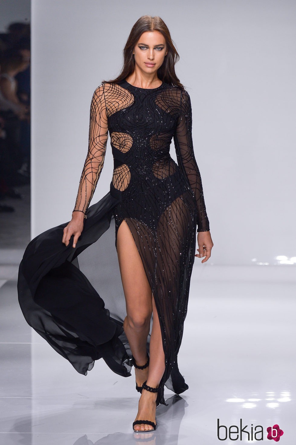 Vestido negro asimétrico con transparencias de Versace en la semana de la moda de París Primavera/Verano 2016