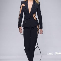 Traje negro asimétrico con cuerdas de Versace en la semana de la moda de París Primavera/Verano 2016