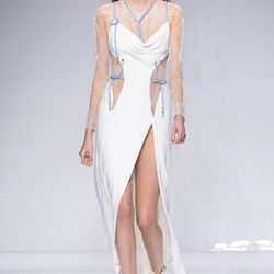 Vestido blanco largo asimétrico con transparencias de Versace en la semana de la moda de París Primavera/Verano 2016