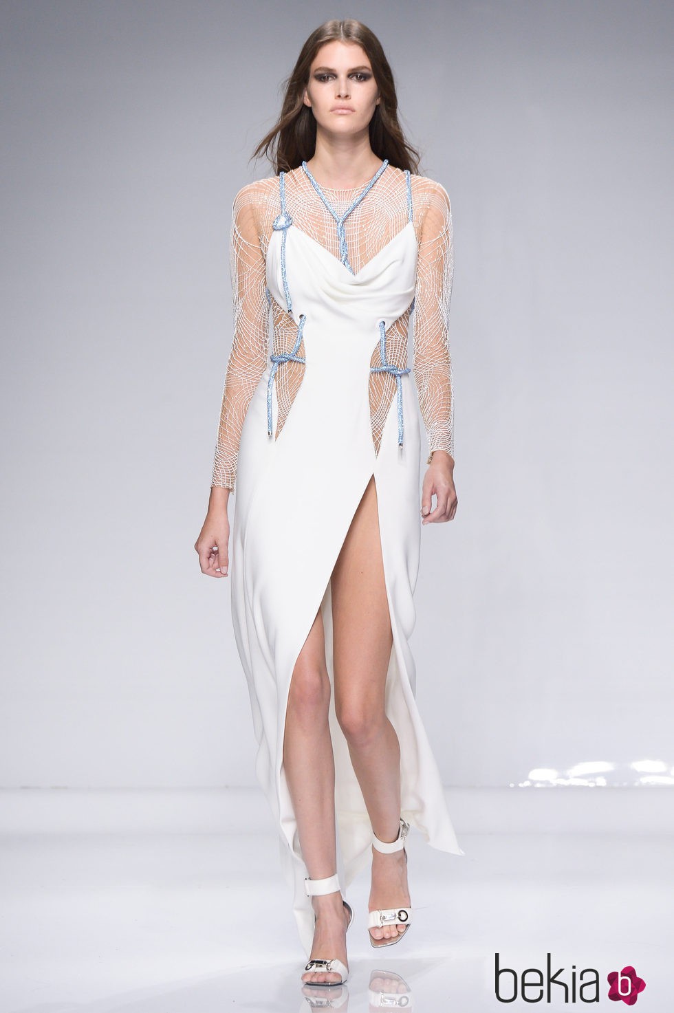 Vestido blanco largo asimétrico con transparencias de Versace en la semana de la moda de París Primavera/Verano 2016