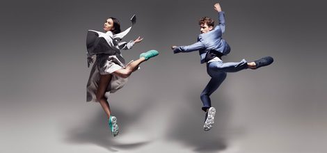 Bailarines saltando con zapatillas Geox de colores para la línea Nebula