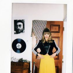 Suki Waterhouse con perfecto de cuero y falda larga en la imagen de campaña de Superga