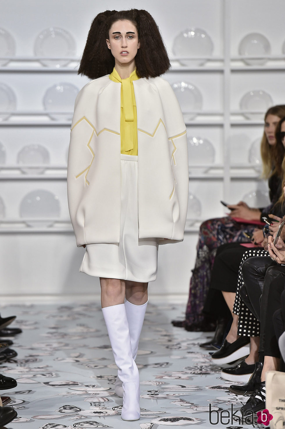 Traje blanco y amarillo de chaqueta y falda  de Schiaparelli en la Semana de la Alta Costura de París Primavera/Verano 2016